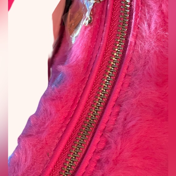 Juicy Couture NWT Faux Fur Pink Flash Crossbody Bag & Heart Earrings (P139) - Picture 5 of 12